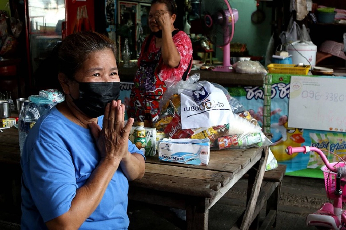  ผู้บริหารเครือเนชั่น แจกถุงปันน้ำใจ ช่วยเหลือผู้ประสบภัยในสถานการณ์โควิด ชุมชนโรงหมู 