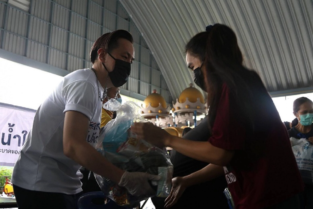  ผู้บริหารเครือเนชั่น แจกถุงปันน้ำใจ ช่วยเหลือผู้ประสบภัยในสถานการณ์โควิด ชุมชนโรงหมู 