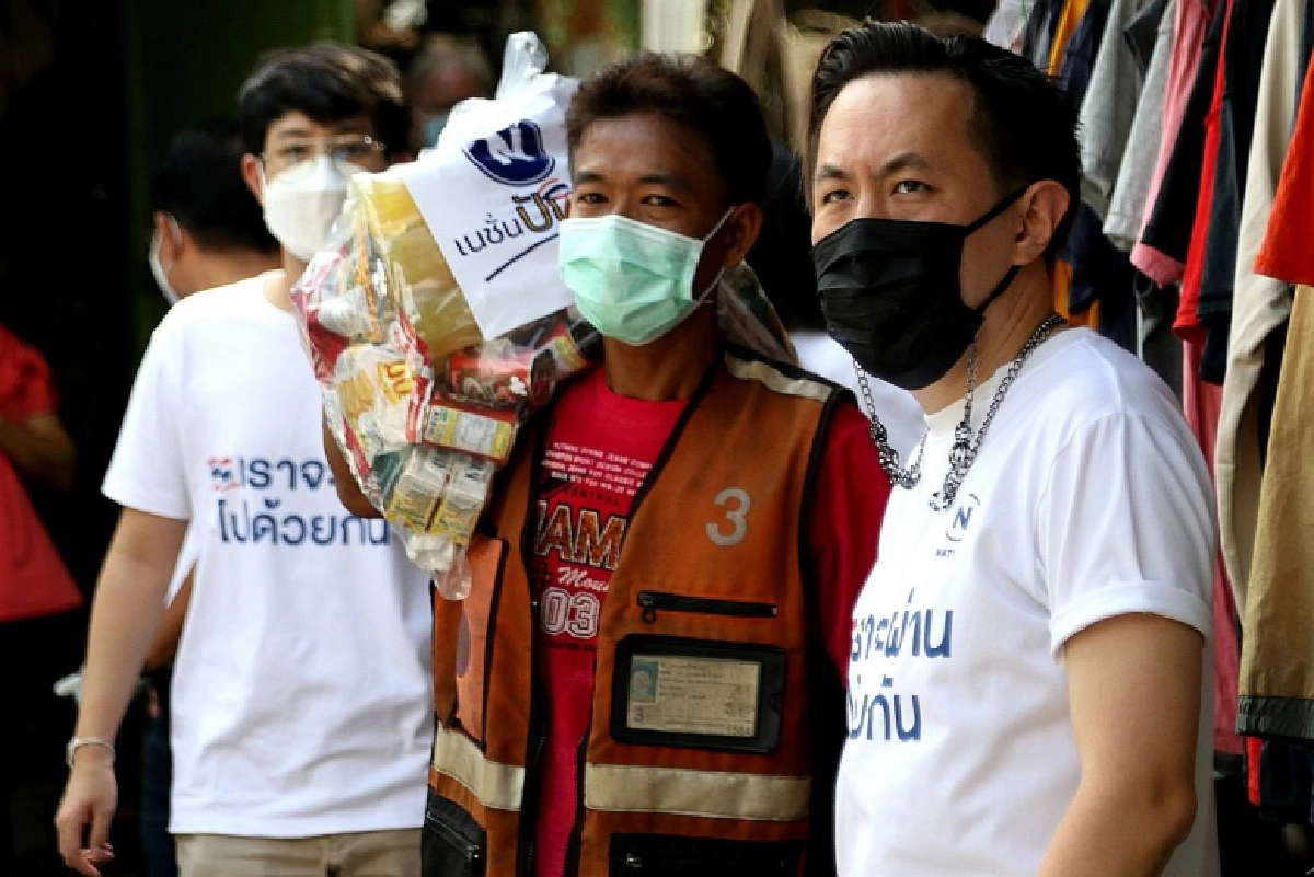  ผู้บริหารเครือเนชั่น แจกถุงปันน้ำใจ ช่วยเหลือผู้ประสบภัยในสถานการณ์โควิด ชุมชนโรงหมู 