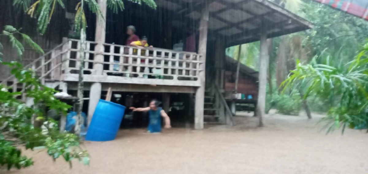 ฝนถล่ม-น้ำป่าทะลักเข้าท่วมหมู่บ้านพะเด๊ะ