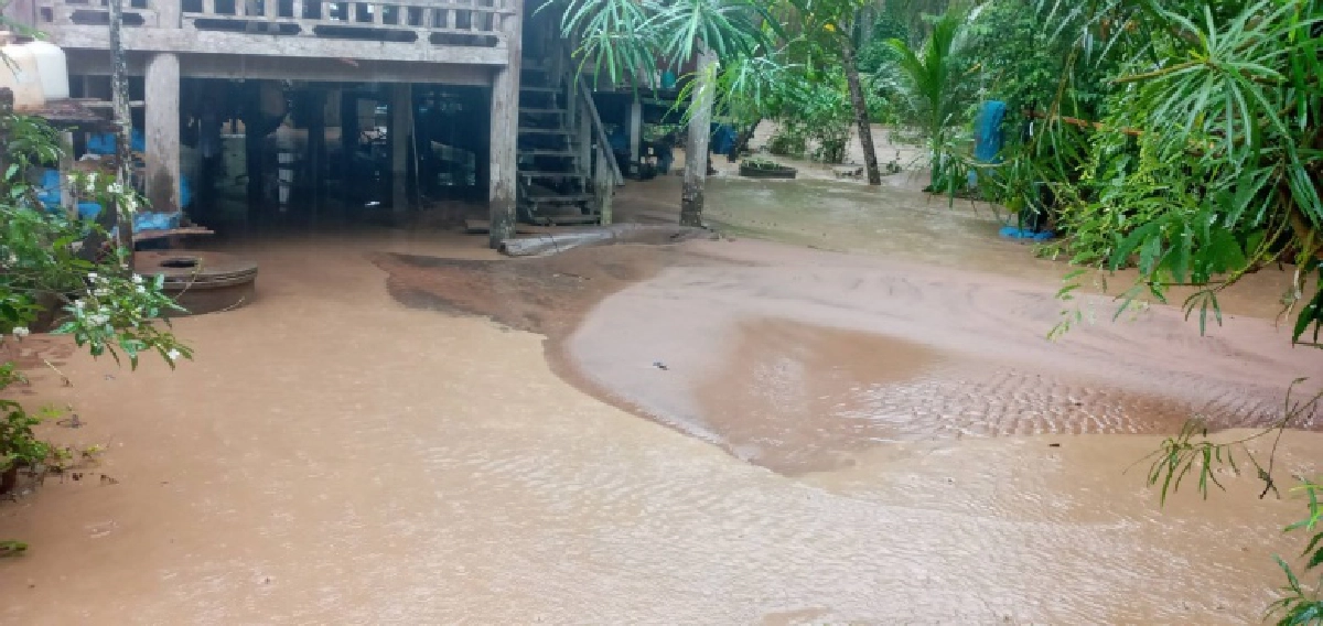 ฝนถล่ม-น้ำป่าทะลักเข้าท่วมหมู่บ้านพะเด๊ะ