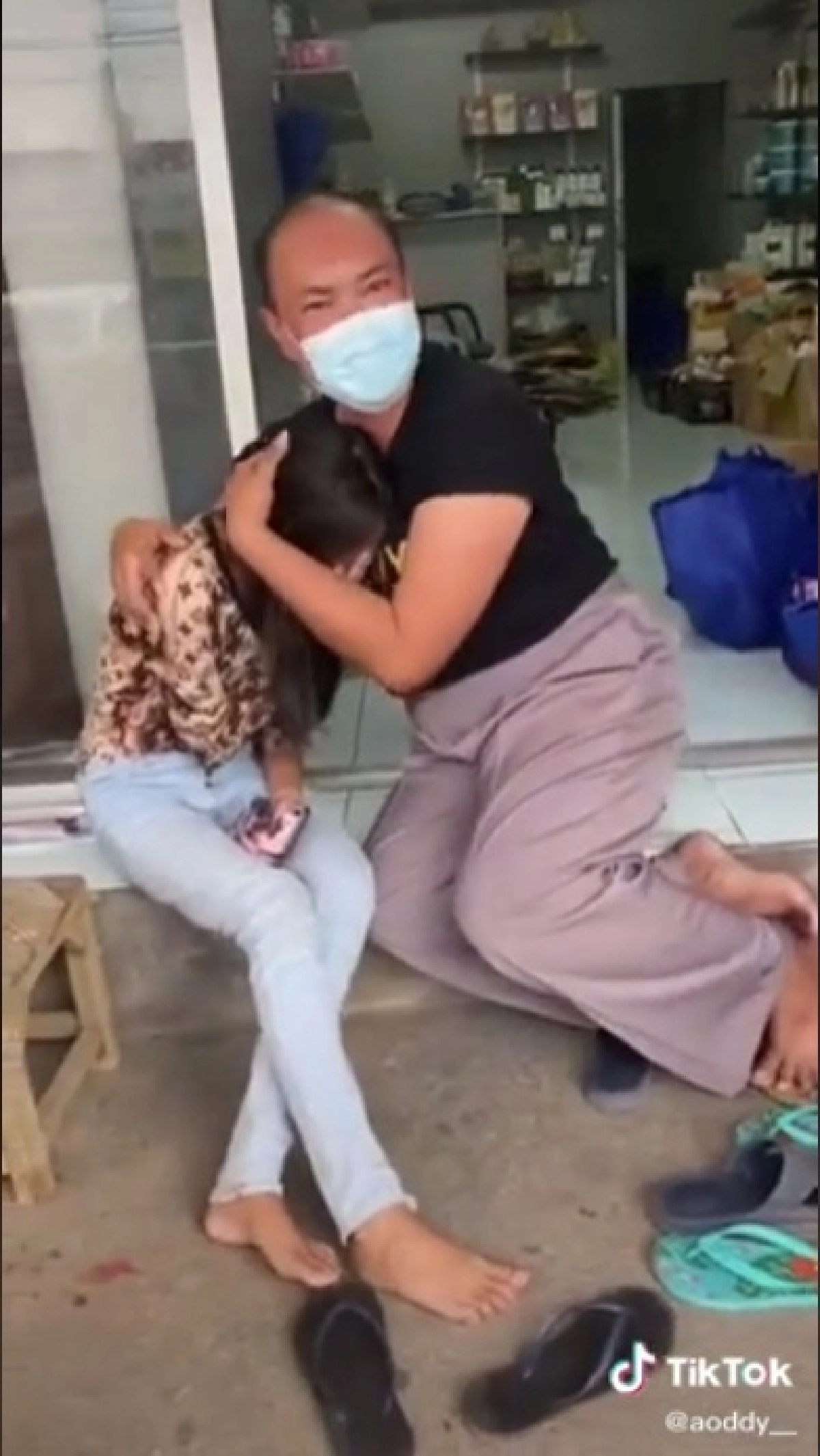 สาวได้รับความช่วยเหลือจากคนไม่รู้จัก จนดีขึ้นก่อนกลับมาขอบคุณทั้งน้ำตา