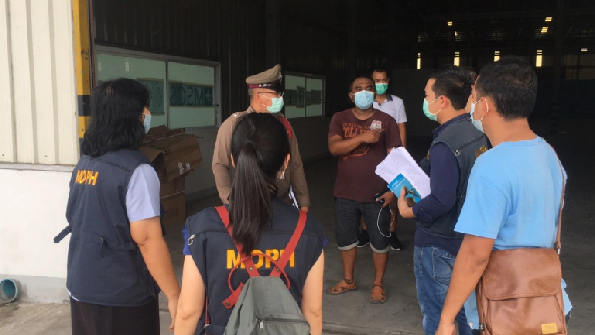 ตร.หนองขาม บุกทลายโรงงานถุงมือแพทย์ไร้มาตรฐาน พบสอดไส้ ใส่กล่องยี่ห้อดัง