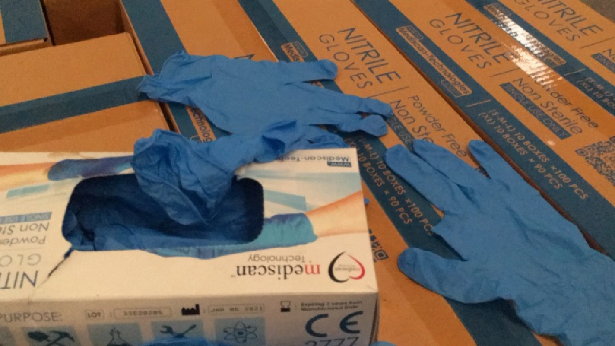 ตร.หนองขาม บุกทลายโรงงานถุงมือแพทย์ไร้มาตรฐาน พบสอดไส้ ใส่กล่องยี่ห้อดัง