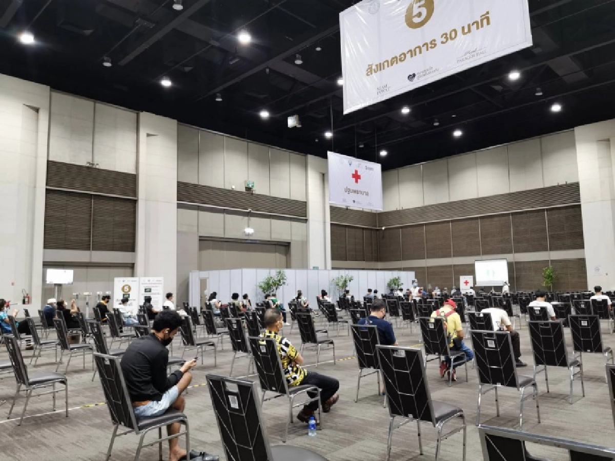"สยามพารากอน" ฉีดวัคซีนให้ ปชช.ทั่วไปที่ลงทะเบียน วันแรกกว่า 800 คน
