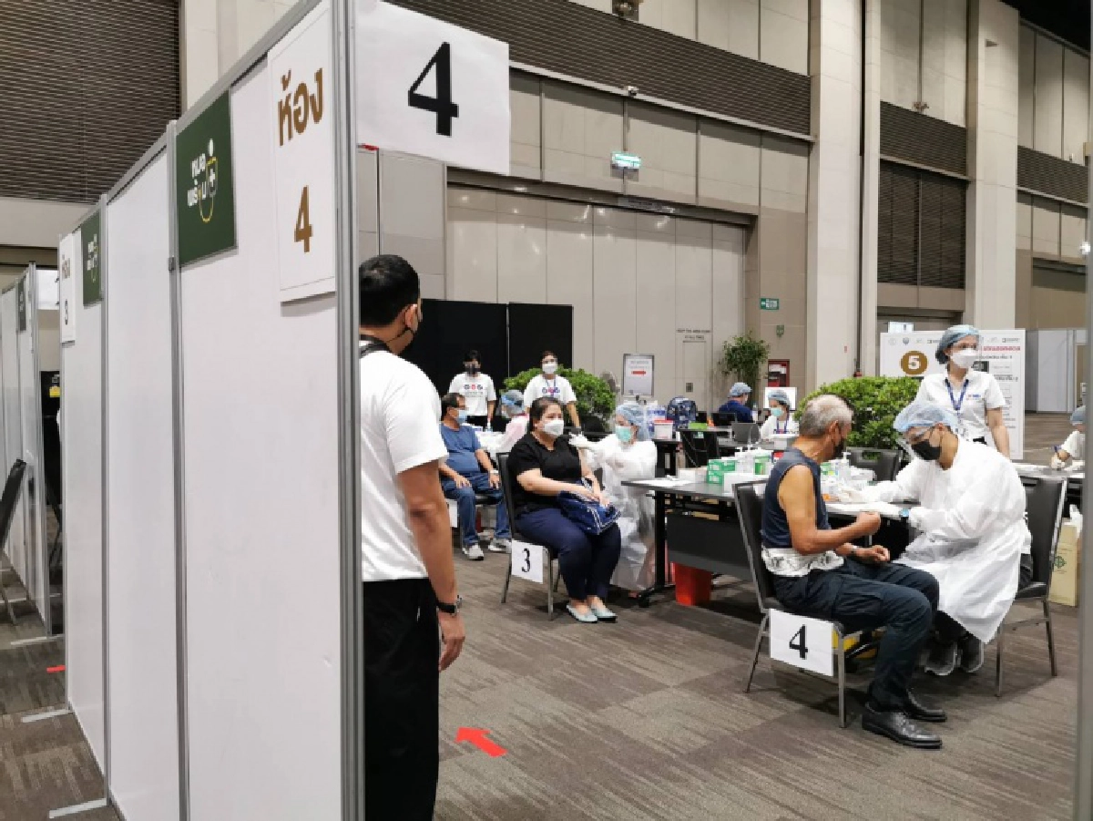 "สยามพารากอน" ฉีดวัคซีนให้ ปชช.ทั่วไปที่ลงทะเบียน วันแรกกว่า 800 คน