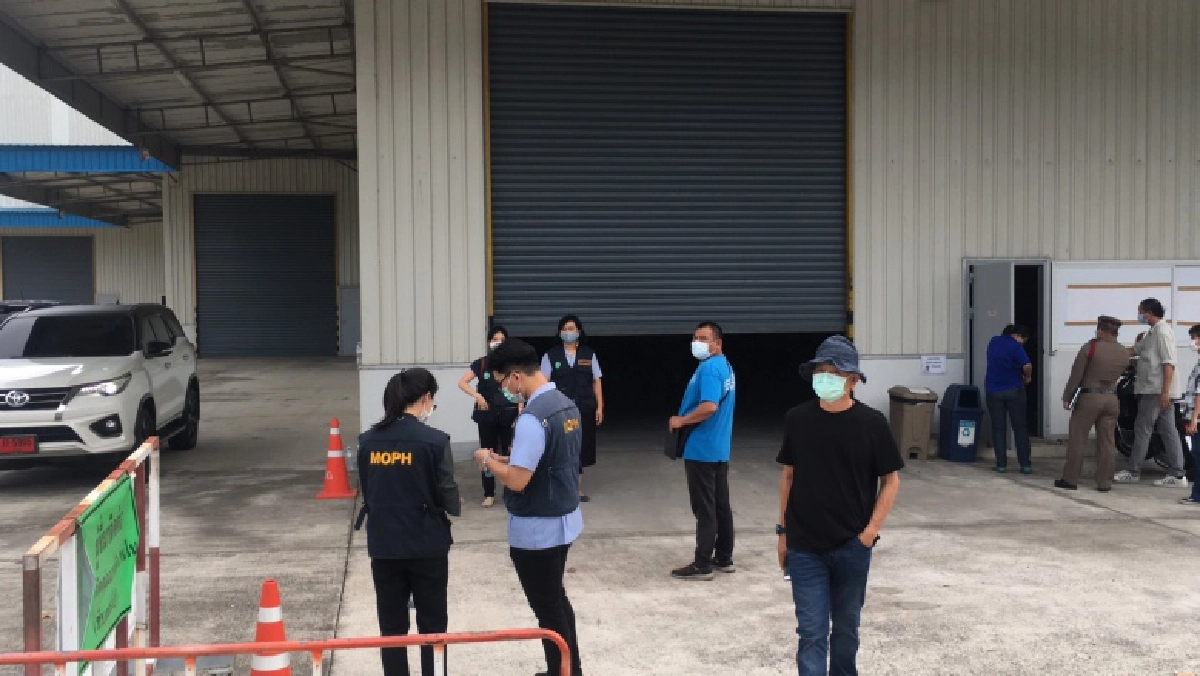 ตร.หนองขาม บุกทลายโรงงานถุงมือแพทย์ไร้มาตรฐาน พบสอดไส้ ใส่กล่องยี่ห้อดัง