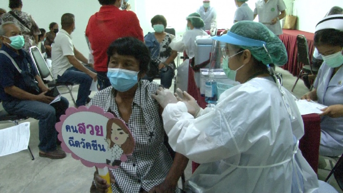 ชัยนาท ปชช.7กลุ่มเสี่ยง-ผู้สูงอายุทยอยเดินทางฉีดวัคซีนเป็นวันแรกคึกคัก