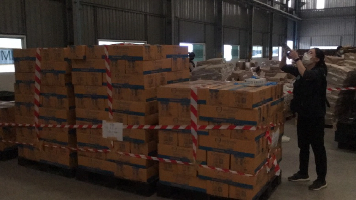 ตร.หนองขาม บุกทลายโรงงานถุงมือแพทย์ไร้มาตรฐาน พบสอดไส้ ใส่กล่องยี่ห้อดัง