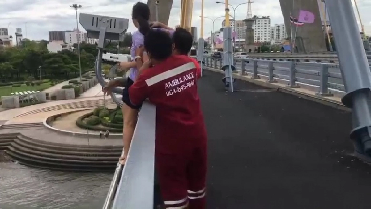 นาทีช่วยชีวิต หญิงสาวพยายามจะกระโดดสะพานพระราม 8 งานนี้ต้องชื่นชมตำรวจ (มีคลิป)