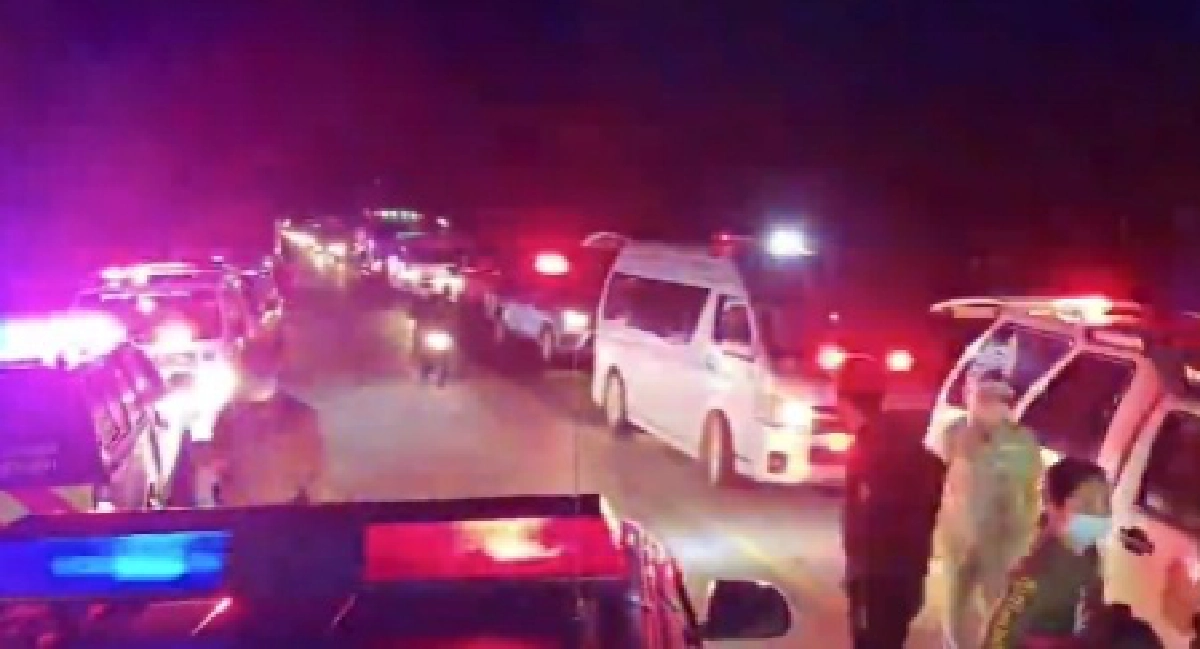 กระบะแช่เย็น สหกรณ์ราชบุรี เสยบรรทุกแร่ยิปซั่ม ดับ 2