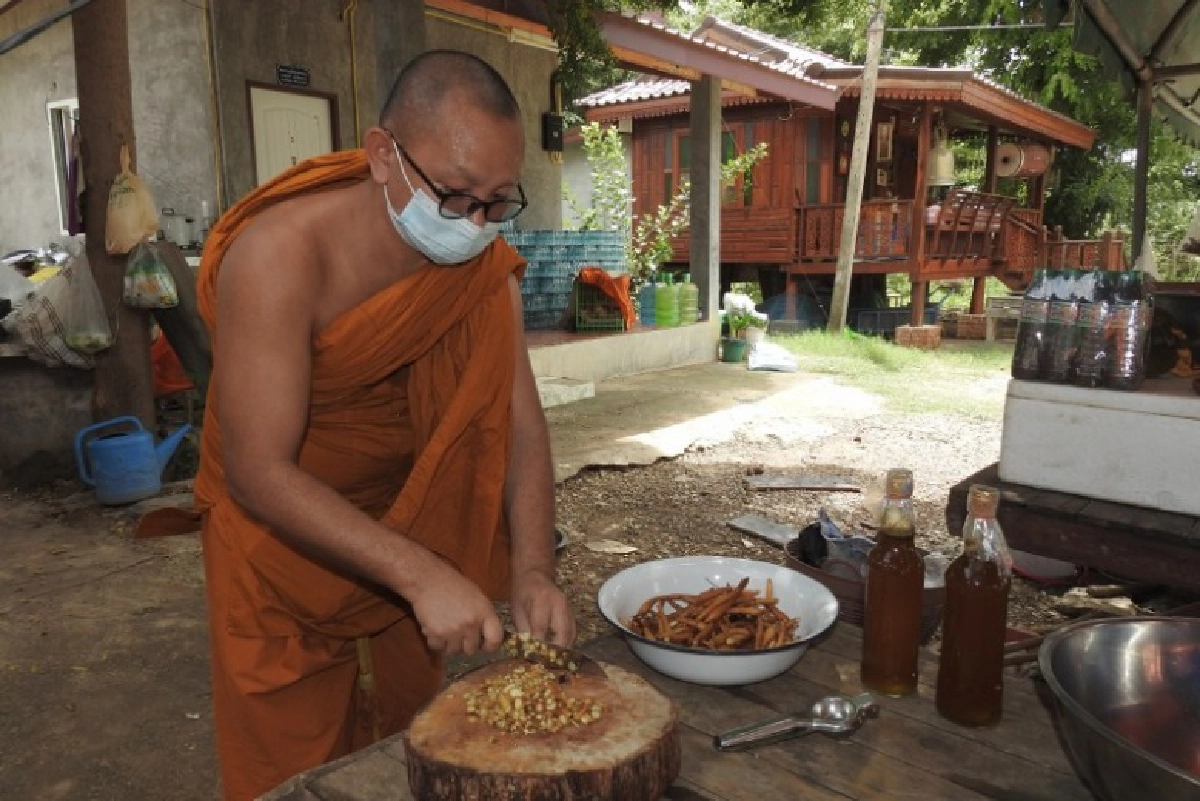 พระ-เณร ผลิต"น้ำกระชายน้ำผึ้งมะนาว" 1,200 ขวดแจกญาติโยมสร้างภูมิคุ้มกันช่วงโควิด19