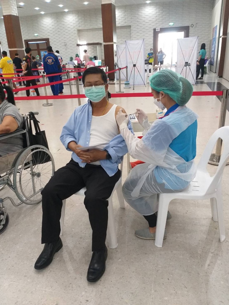 "ประมวล" ฉีดวัคซีนเข็มแรกแล้ว ขอบคุณหมอ พยาบาล เผย มีผลข้างเคียงมีไข้เล็กน้อย 