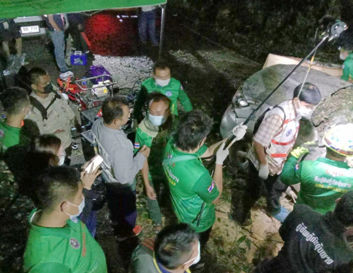 "ฝนถล่มอุ้มผาง" พายุพัดต้นไม้ขนาดใหญ่ ล้มทับฟอร์จูนเนอร์ ดับ 3 