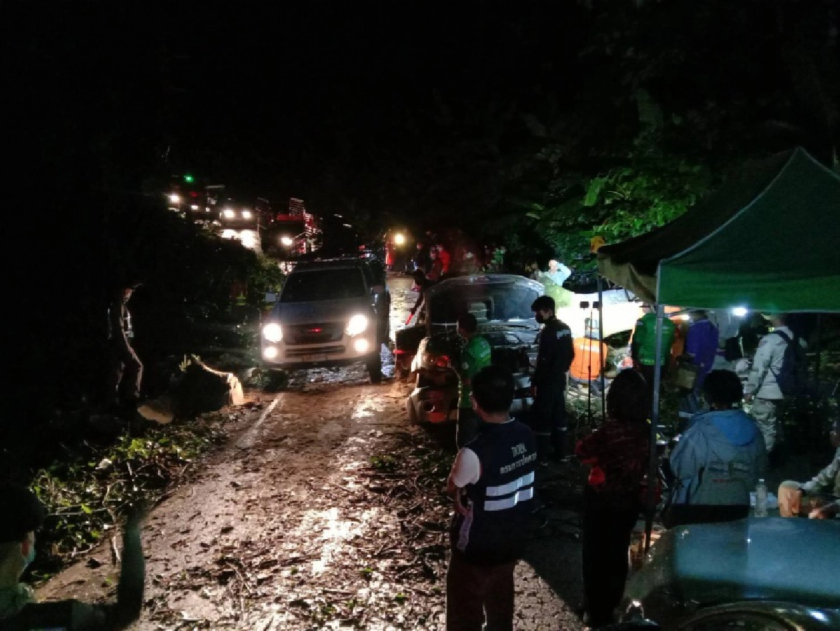 "ฝนถล่มอุ้มผาง" พายุพัดต้นไม้ขนาดใหญ่ ล้มทับฟอร์จูนเนอร์ ดับ 3 