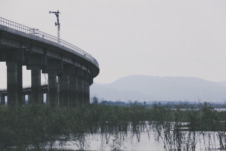 ญี่ปุ่นทิพย์ "รถไฟลอยน้ำ" พนังกั้นน้ำโคกสลุง 