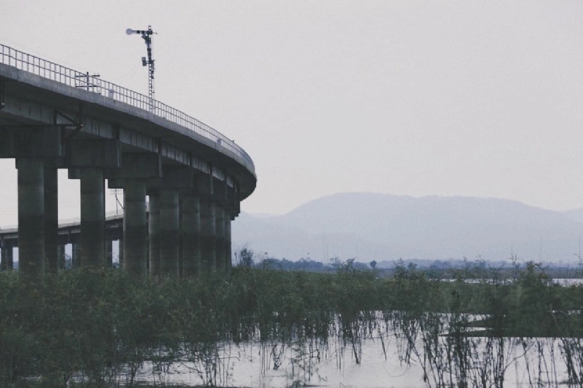 ญี่ปุ่นทิพย์ "รถไฟลอยน้ำ" พนังกั้นน้ำโคกสลุง 