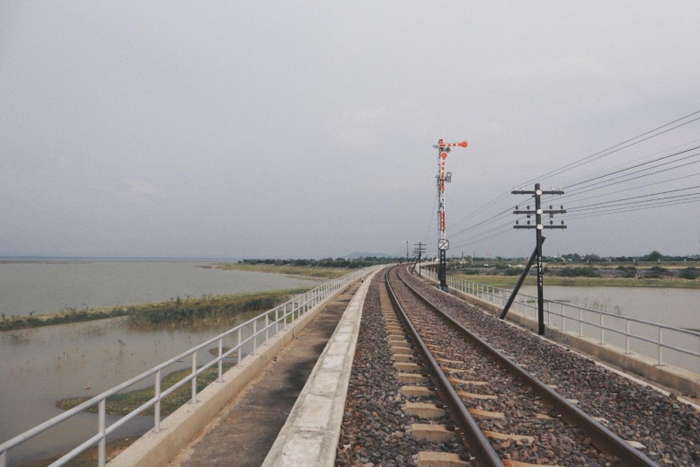 ญี่ปุ่นทิพย์ "รถไฟลอยน้ำ" พนังกั้นน้ำโคกสลุง 