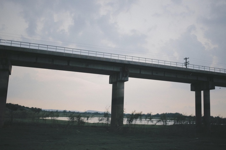 ญี่ปุ่นทิพย์ "รถไฟลอยน้ำ" พนังกั้นน้ำโคกสลุง 