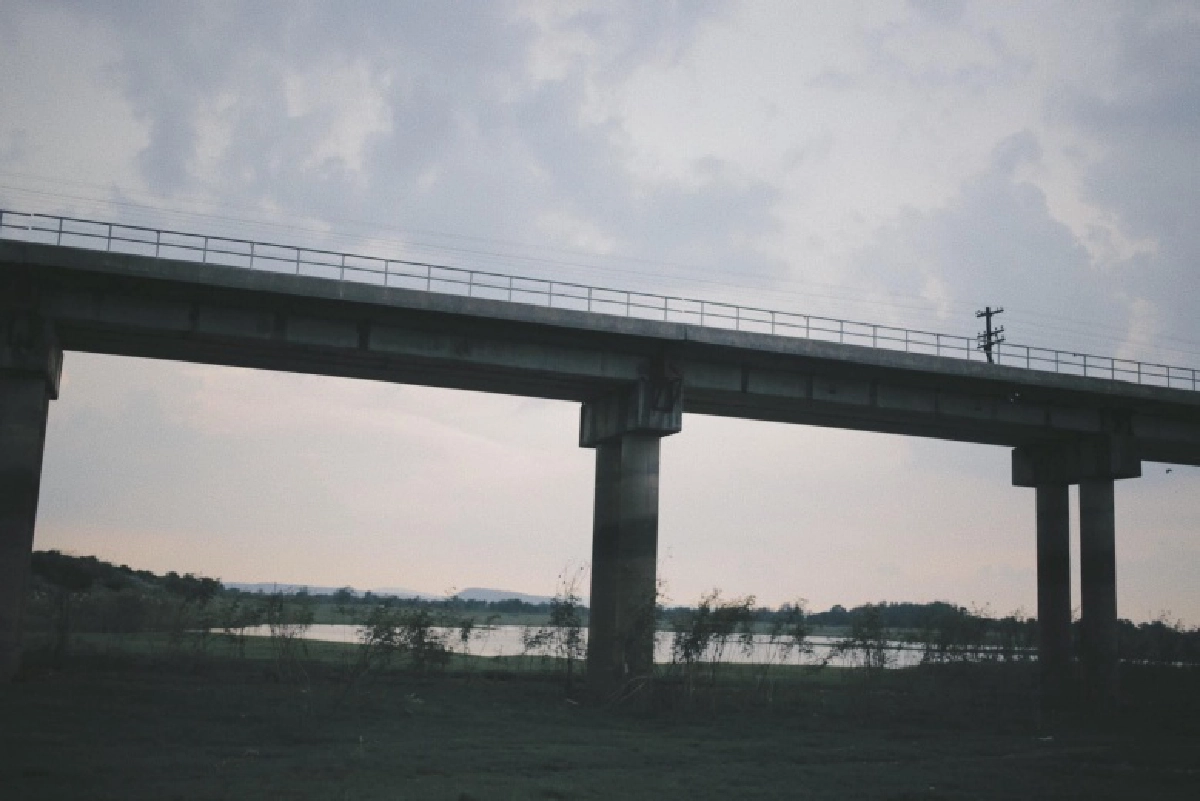 ญี่ปุ่นทิพย์ "รถไฟลอยน้ำ" พนังกั้นน้ำโคกสลุง 