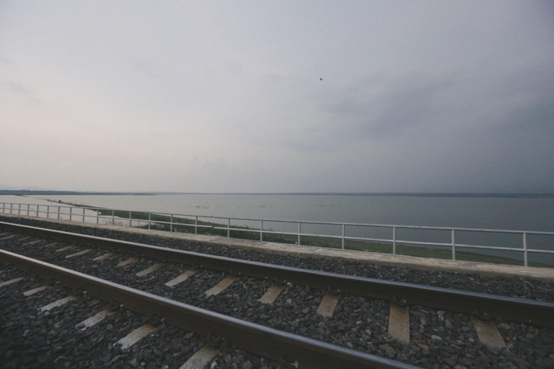 ญี่ปุ่นทิพย์ "รถไฟลอยน้ำ" พนังกั้นน้ำโคกสลุง 