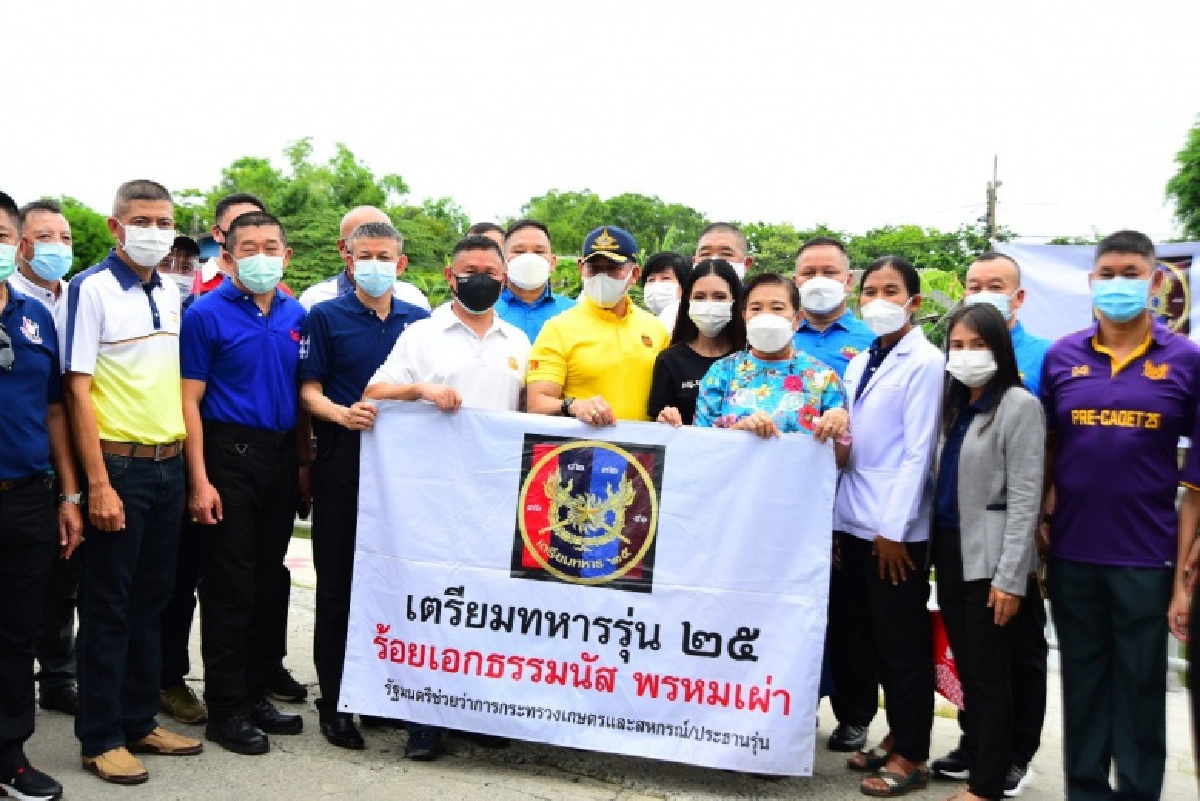 \"ธรรมนัส\" เยี่ยมชุมชนร่วมมิตรแรงศรัทธา รับฟังปัญหา พร้อมแจกข้าวกล่อง