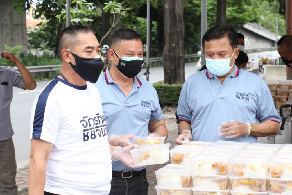 "พล.ต.อ.จักรทิพย์ "ห่วงใยชาวบางนา จัด"โรงครัวด้วยน้ำใจ ชัยจินดา" มอบข้าวกล่อง บรรเทาภัยโควิด