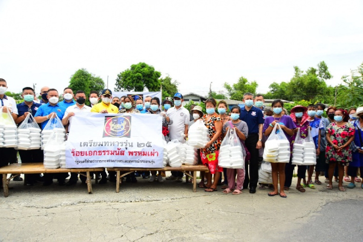 \"ธรรมนัส\" เยี่ยมชุมชนร่วมมิตรแรงศรัทธา รับฟังปัญหา พร้อมแจกข้าวกล่อง