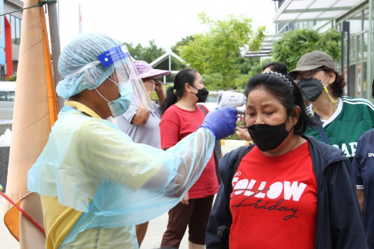 "พล.ต.อ.จักรทิพย์ "ห่วงใยชาวบางนา จัด"โรงครัวด้วยน้ำใจ ชัยจินดา" มอบข้าวกล่อง บรรเทาภัยโควิด