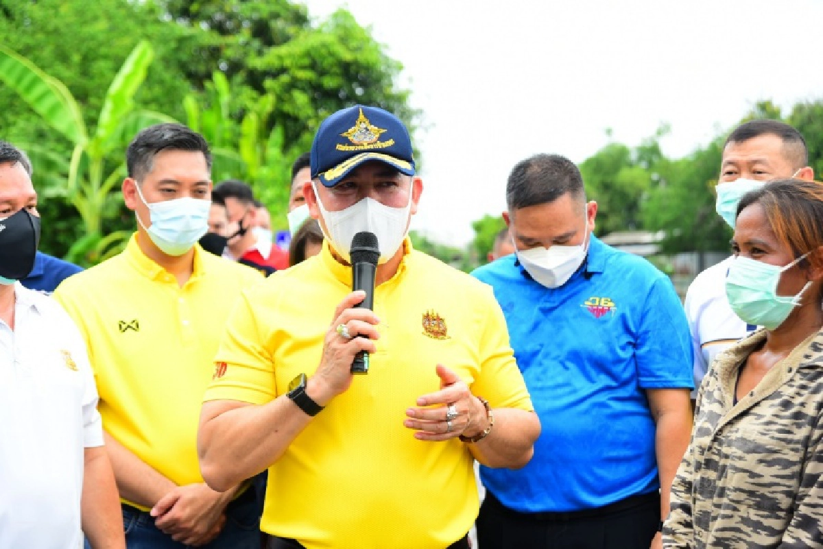\"ธรรมนัส\" เยี่ยมชุมชนร่วมมิตรแรงศรัทธา รับฟังปัญหา พร้อมแจกข้าวกล่อง
