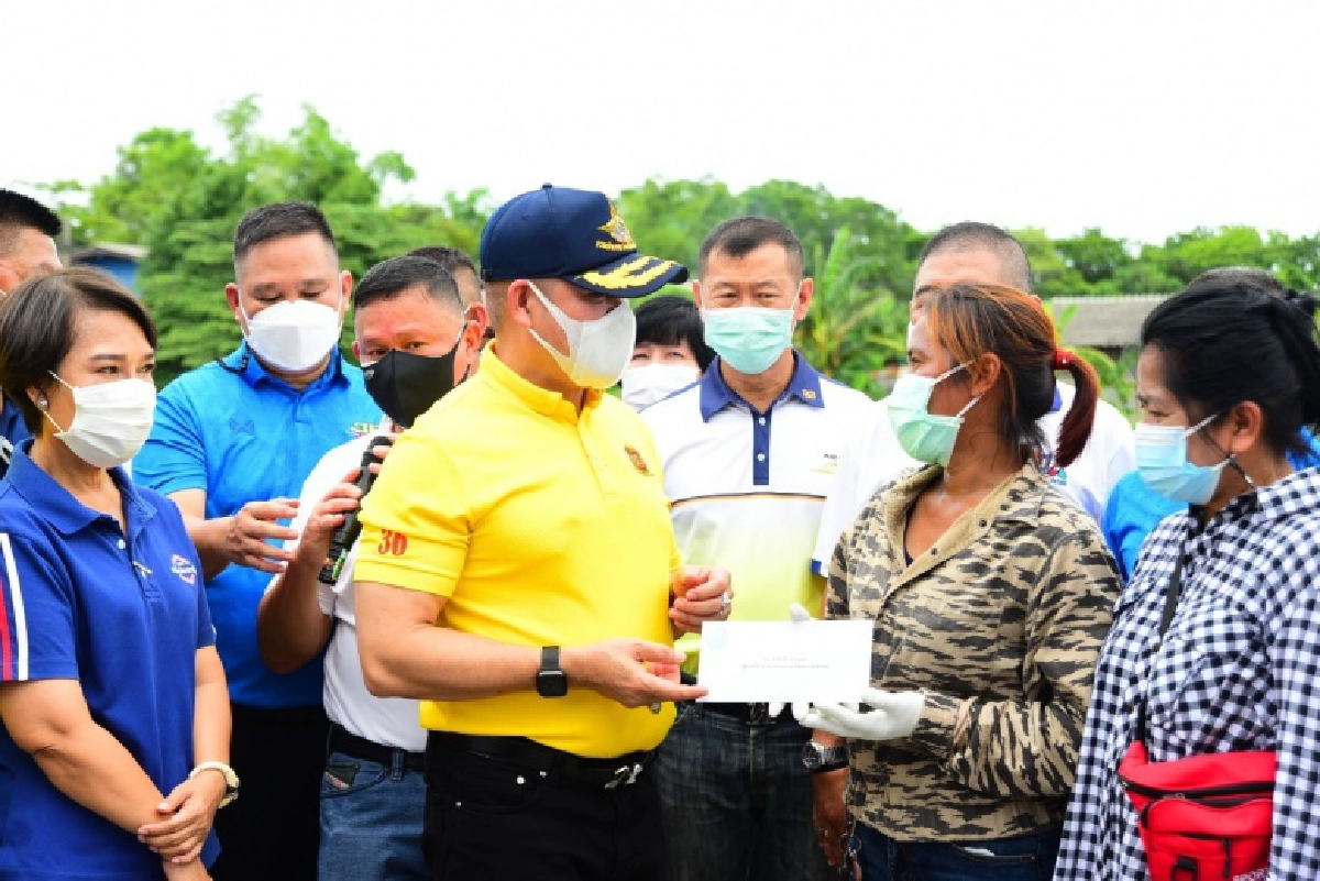 \"ธรรมนัส\" เยี่ยมชุมชนร่วมมิตรแรงศรัทธา รับฟังปัญหา พร้อมแจกข้าวกล่อง