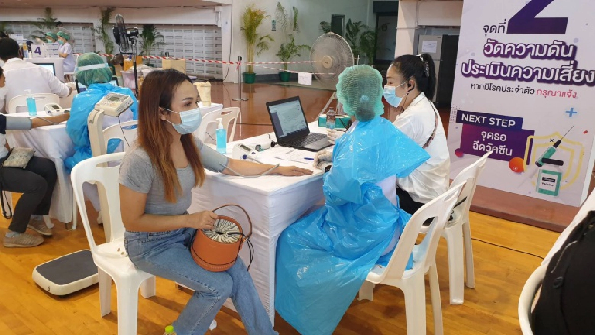 ม.เกษตร คึกคัก คนกรุงแห่ต่อคิว"ฉีควัคซีน" แม้ลดคิวเหลือครึ่งเดียว 