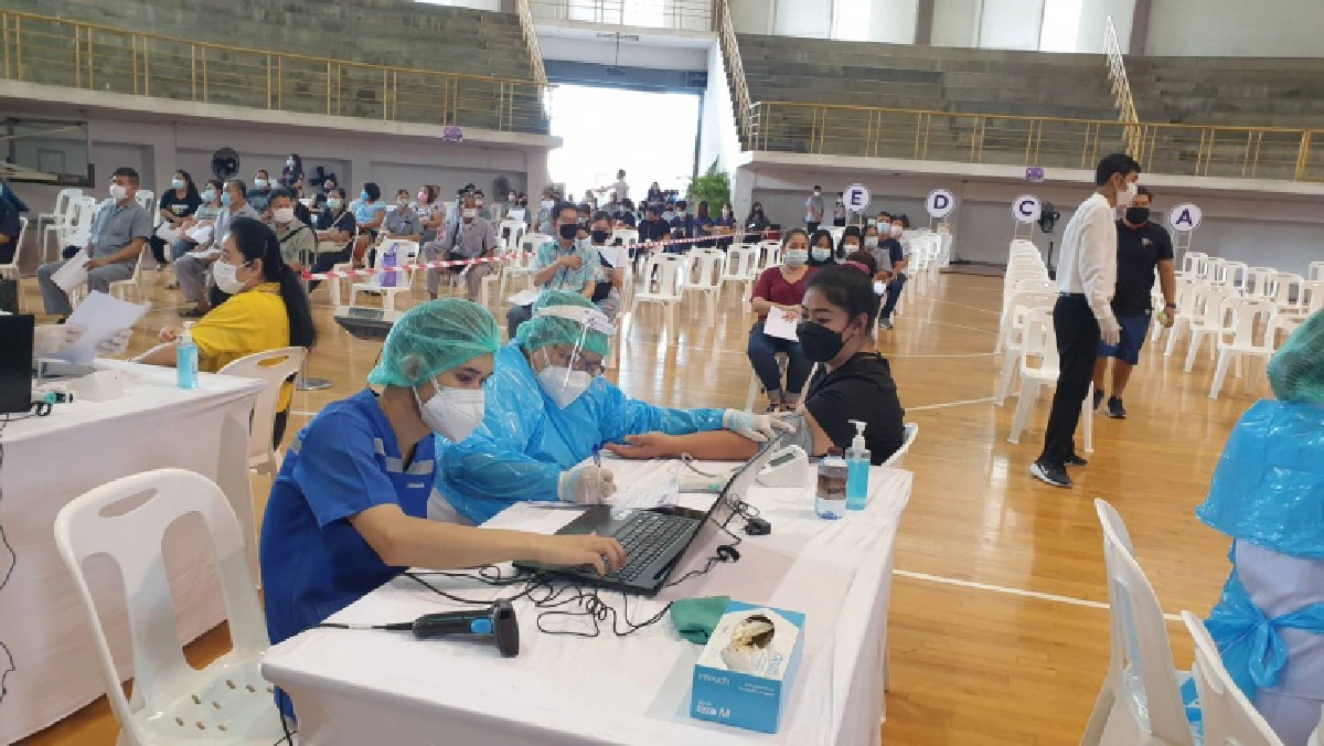 ม.เกษตร คึกคัก คนกรุงแห่ต่อคิว"ฉีควัคซีน" แม้ลดคิวเหลือครึ่งเดียว 