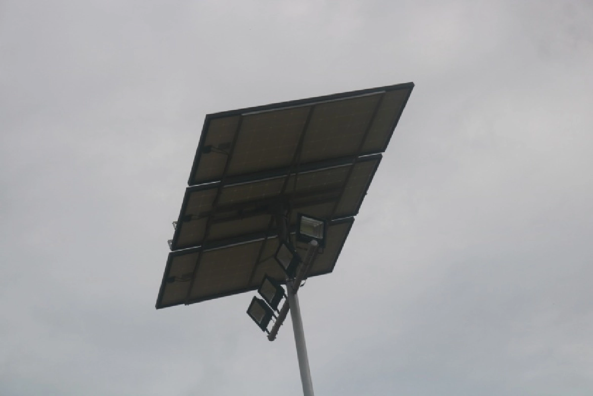 โผล่ต่อเนื่องเสาไฟโซล่าเซลล์ต้นละ 2 แสนแพงเกินจริง