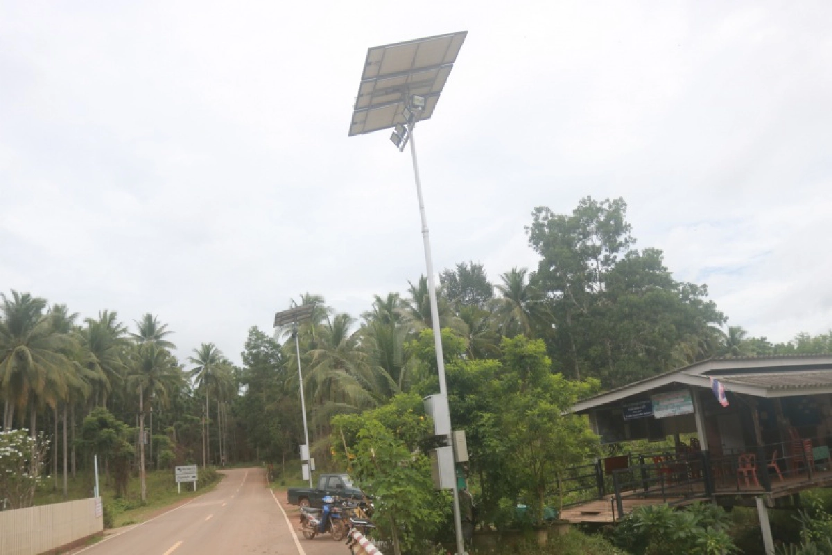 โผล่ต่อเนื่องเสาไฟโซล่าเซลล์ต้นละ 2 แสนแพงเกินจริง