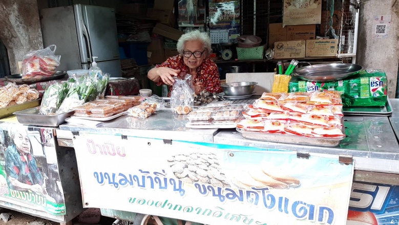 ลิ้มรส "ขนมบ้าบิ่น" ป้าเปีย แห่งตลาดศาลเจ้าโรงทอง 