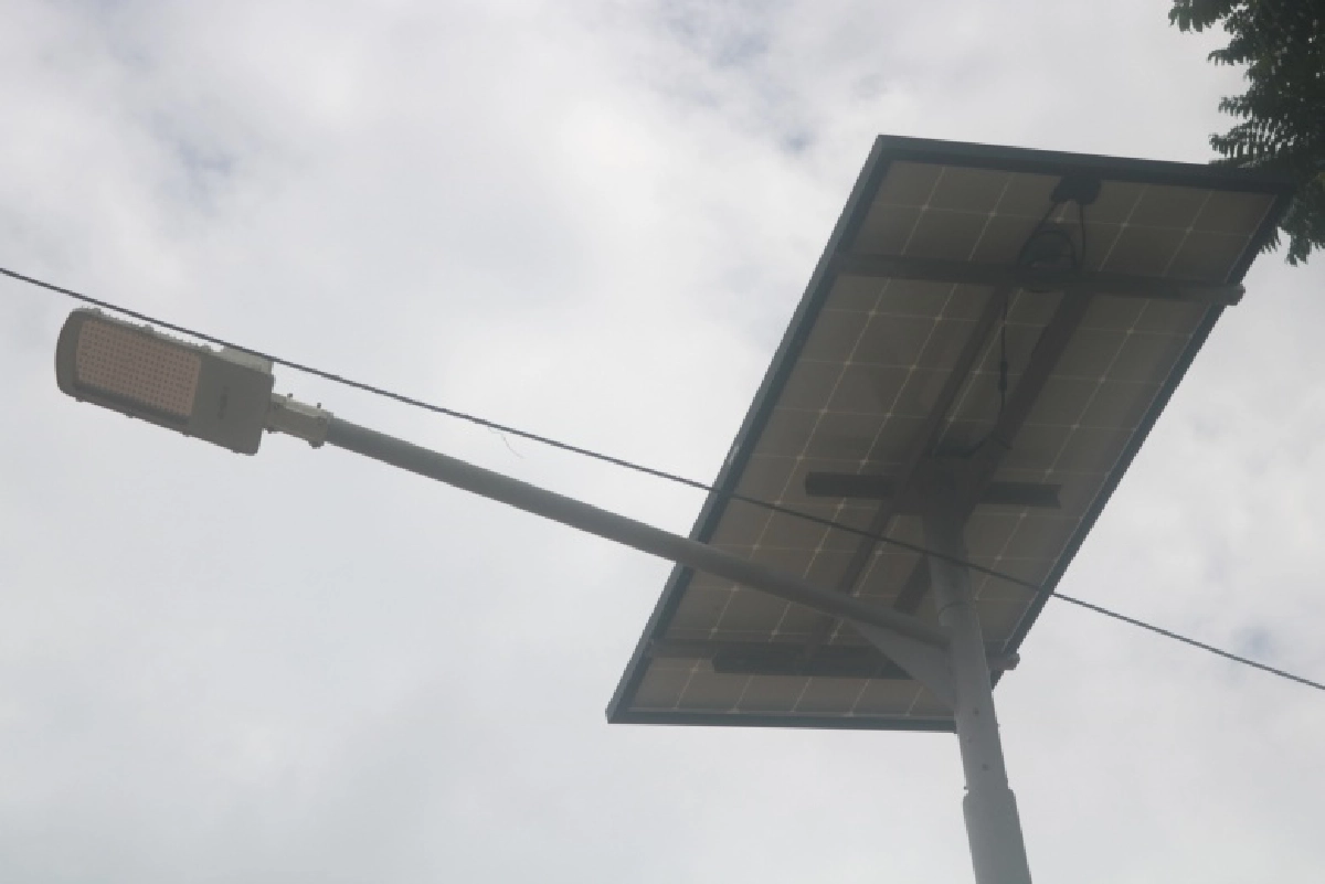 โผล่ต่อเนื่องเสาไฟโซล่าเซลล์ต้นละ 2 แสนแพงเกินจริง