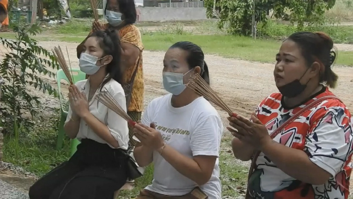 ชาวบ้านแห่ขอพร ศาล "ตาจันดี ยายสี" ขอโชคลาภ