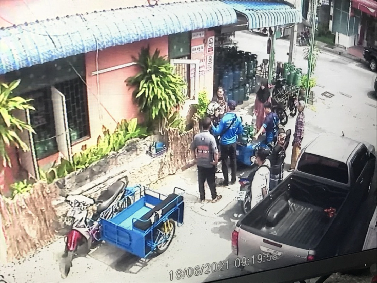 จับคาหนัง คาเขา หนุ่มแอบขโมย "ถังแก๊ส" กลางวันแสกๆ  