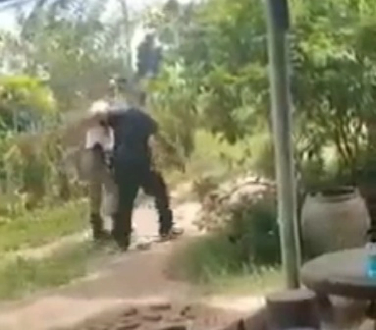 ตำรวจเมา "อาละวาด" ร้านก๋วยเตี๋ยวไม่รอด ถูกจัดเต็ม สั่งเอาผิดวินัยแล้ว 