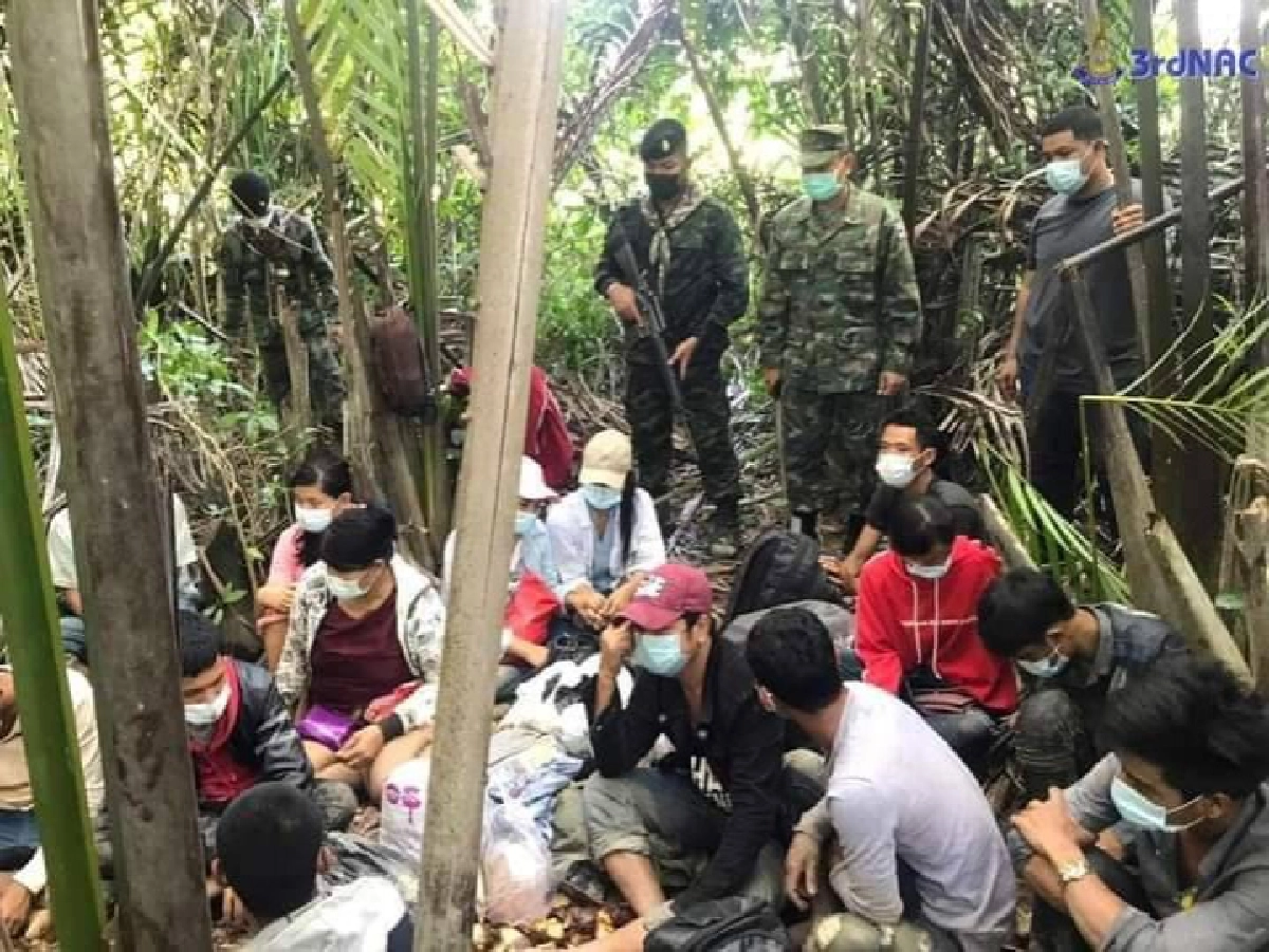 รวบ 17 ชาวเมียนมาหลบหนีเข้าเมือง กลางป่าชายฝั่งลำน้ำกระบุรี จ.ระนอง