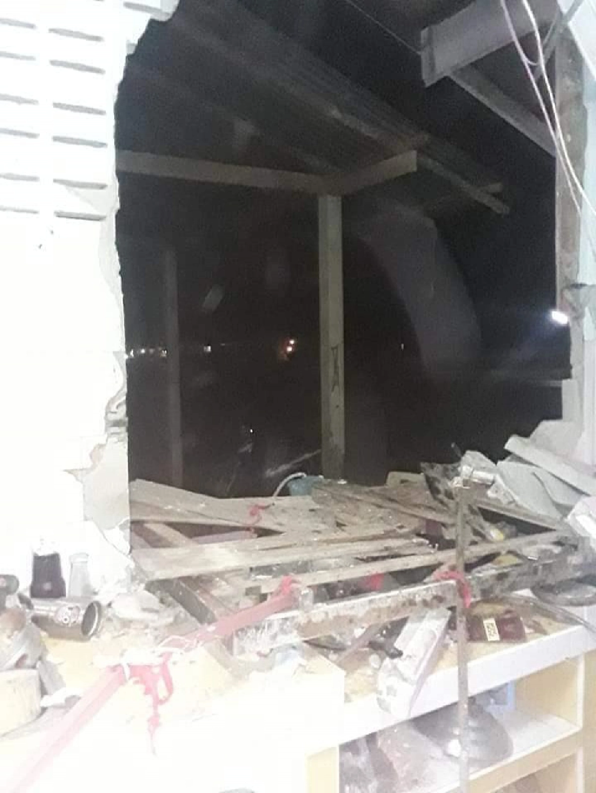 หิวเป็นเหตุ "ช้างป่า" บุกพังบ้านกลางดึก เข้าครัวหาของกิน