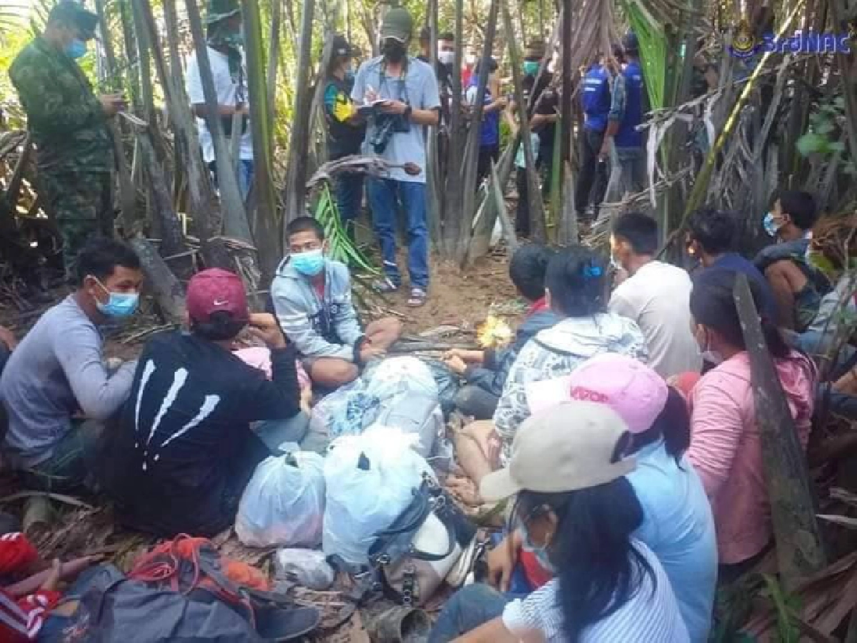 รวบ 17 ชาวเมียนมาหลบหนีเข้าเมือง กลางป่าชายฝั่งลำน้ำกระบุรี จ.ระนอง
