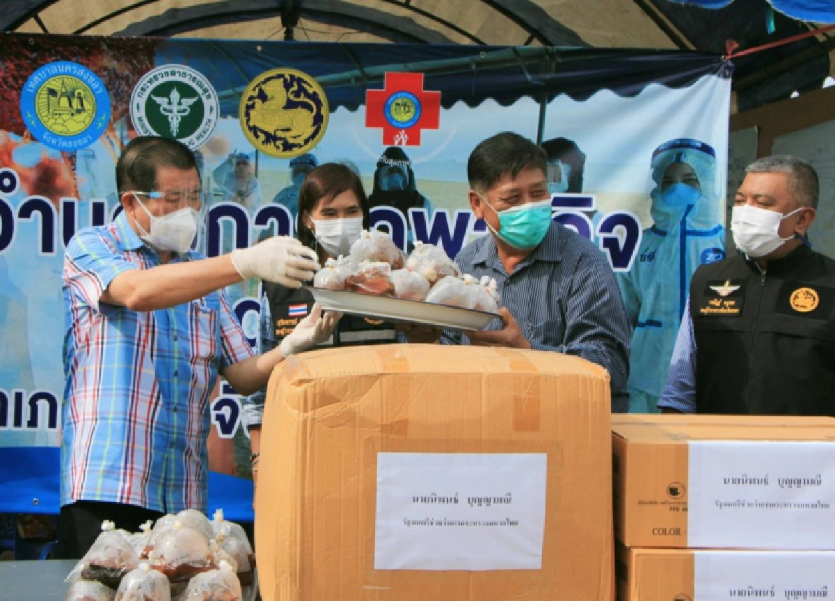"นิพนธ์" นำความห่วงใยจากรัฐบาล เยี่ยมชาวชุมชนเก้าเส้ง สงขลา หลังถูกประกาศ Lockdown