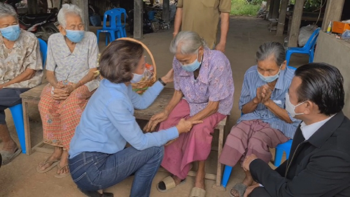 "ดร.พรรณสิริ" รุดเยี่ยมให้กำลังใจ"ยาย 4 พี่น้อง" เปรยจะได้รับข่าวดี