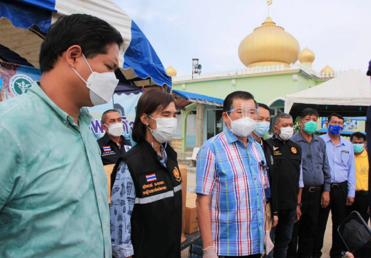 "นิพนธ์" นำความห่วงใยจากรัฐบาล เยี่ยมชาวชุมชนเก้าเส้ง สงขลา หลังถูกประกาศ Lockdown