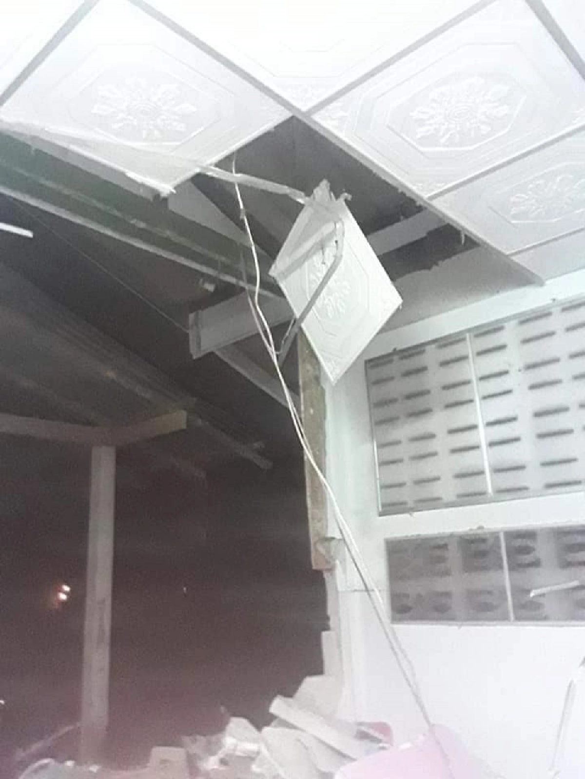 หิวเป็นเหตุ "ช้างป่า" บุกพังบ้านกลางดึก เข้าครัวหาของกิน