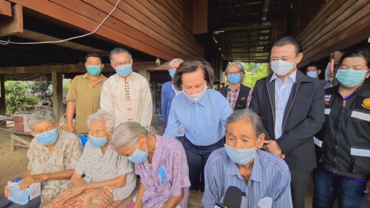 "ดร.พรรณสิริ" รุดเยี่ยมให้กำลังใจ"ยาย 4 พี่น้อง" เปรยจะได้รับข่าวดี