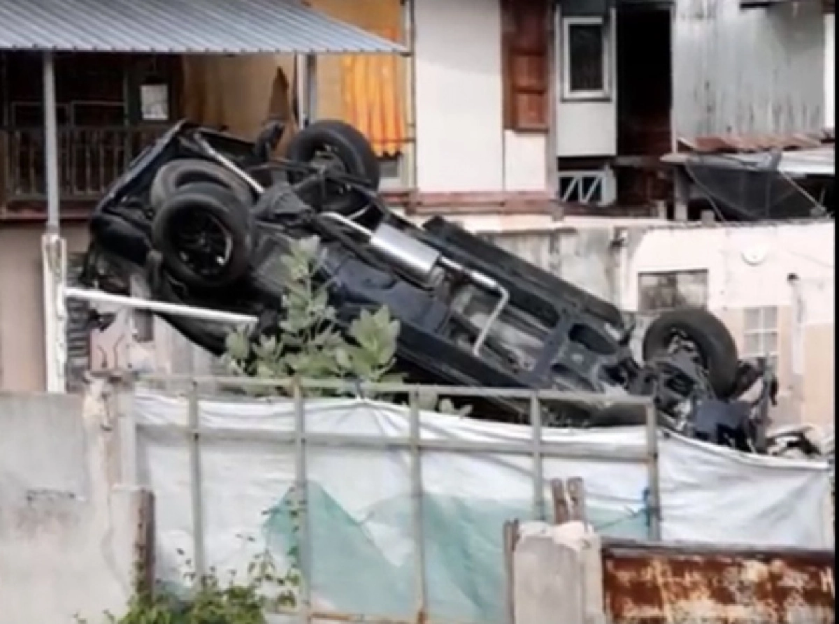 รถทั้งคัน ลืมได้ไง กระบะเสียหลักพุ่งชนรั่ว ปล่อยทิ้งหงายท้องในบ้านคนอื่นนานนับเดือน (มีคลิป)