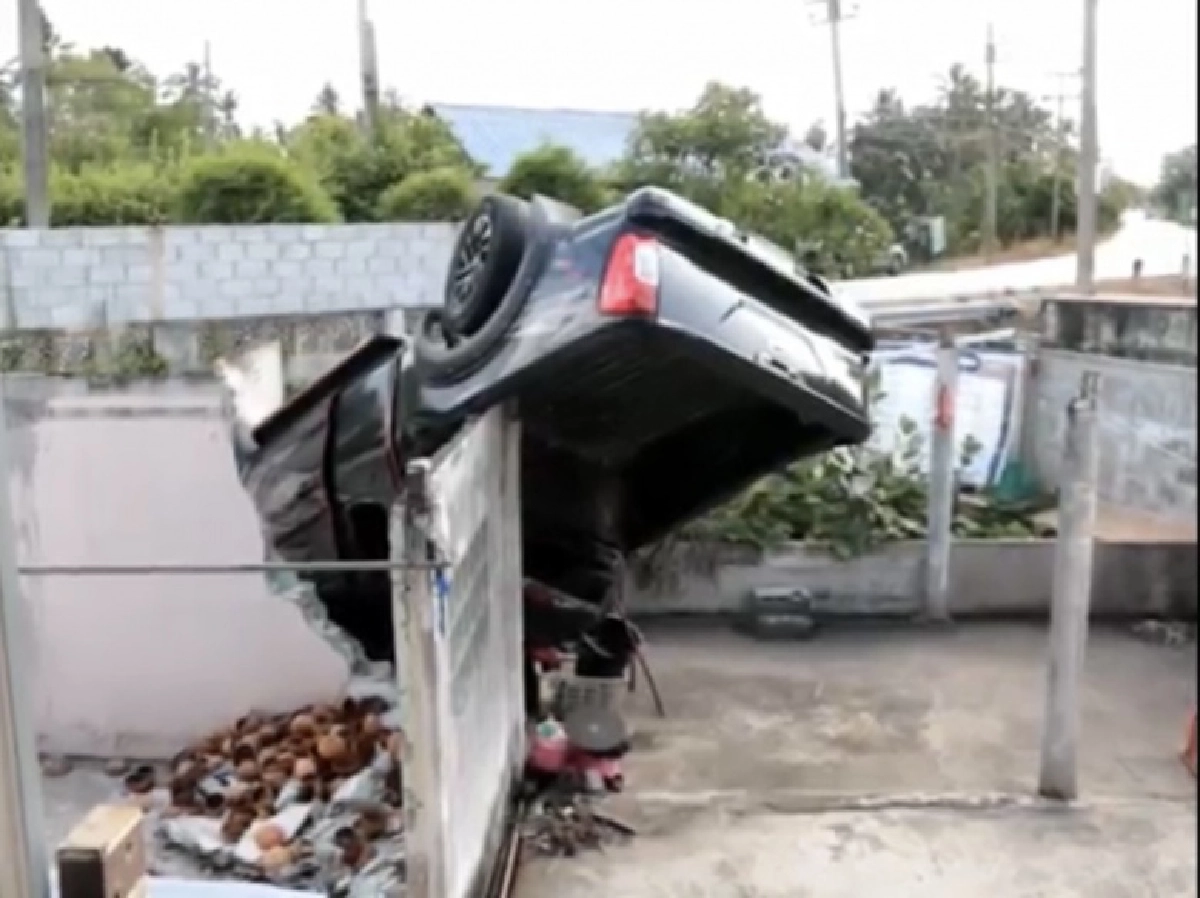 รถทั้งคัน ลืมได้ไง กระบะเสียหลักพุ่งชนรั่ว ปล่อยทิ้งหงายท้องในบ้านคนอื่นนานนับเดือน (มีคลิป)